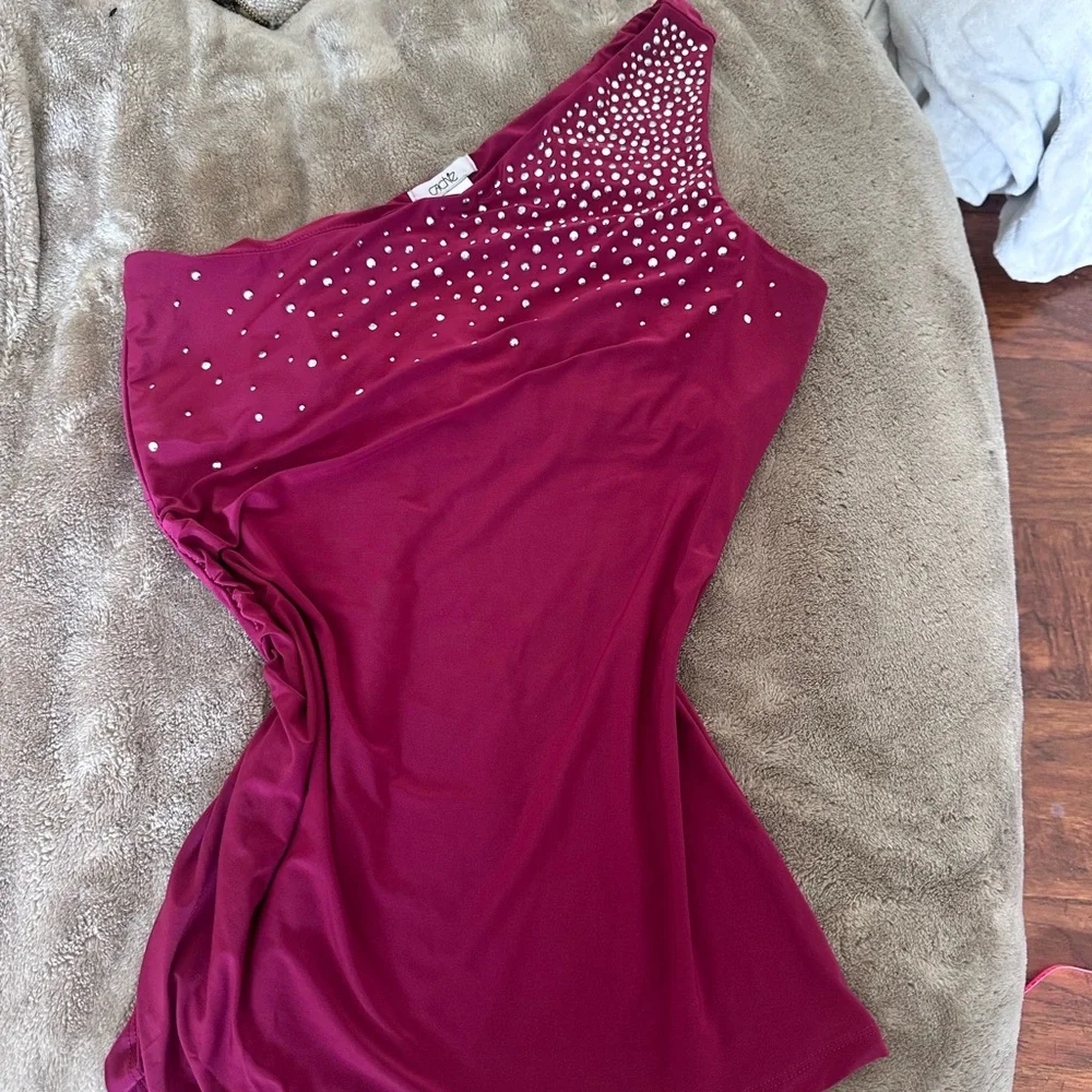 Berry pink vintage cache one shoulder gem top - Picture 2 of 4